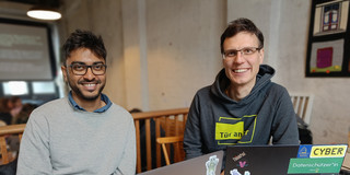 Goutam Das und Sven Seeberg mit einem Laptop