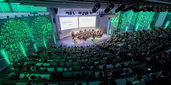 Gefüllter Audimax mit Band zur akademischen Jahresfeier