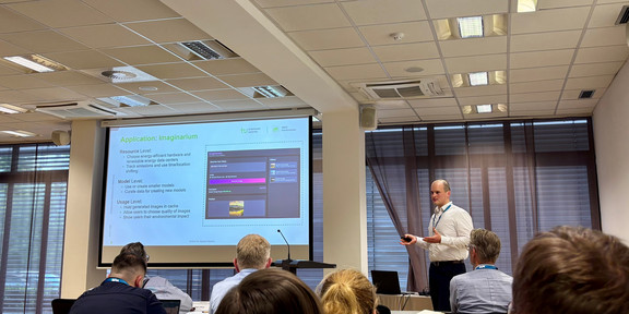 Fabian Helms bei der Präsentation seines Papers