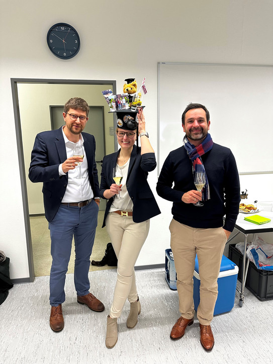 Disputation_Lisa Gussek Lisa Gussek with first examiner Prof. Dr. Manuel Wiesche (left) and second examiner Prof. Dr. Steffen Strese (right)
