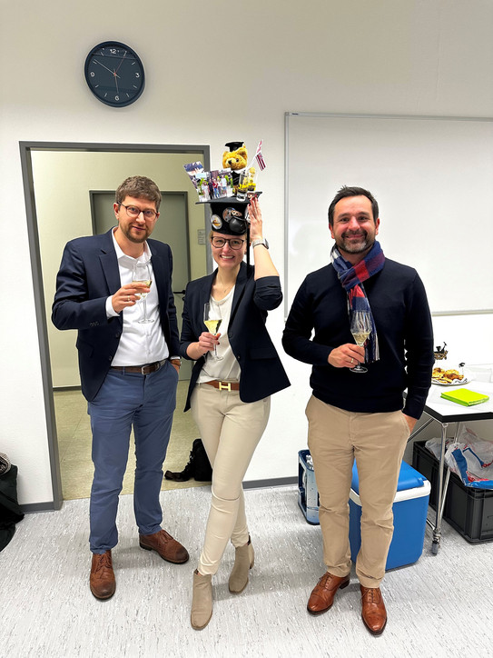 Lisa Gussek mit Erstprüfer Prof. Dr. Manuel Wiesche (links) und Zweitprüfer Prof. Dr. Steffen Strese