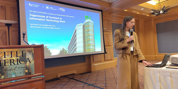 Lisa Schned beim Halten einer Präsentation