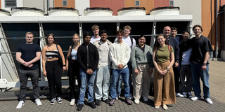 Gruppe von Studierenden und Mitarbeitende des DOKOM21 Rechenzentrums