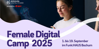 Frau mit Handy, und Text der für Female Digital Camp 2025 wirbt