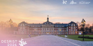 Eine weite Panoramaaufnahme des Fürstbischöflichen Schlosses in Münster während eines sanften Sonnenuntergangs. Das prachtvolle Barockgebäude besticht durch seine rote Backsteinfassade, die mit dekorativen Elementen, Fensterrahmen und Simsen aus hellem Sandstein kontrastiert. Der markante Mittelrisalit beherbergt ein prunkvolles Portal und einen Glockenturm, auf dessen Spitze eine kleine goldene Statue thront. Symmetrische Seitenflügel erstrecken sich nach außen und enden in markanten Eckpavillons unter dunklen Schieferdächern. Im Vordergrund führt ein breiter, hell gepflasterter Kopfsteinweg perspektivisch direkt auf das Hauptportal zu. Der Weg wird von weitläufigen grünen Rasenflächen gesäumt, auf denen vereinzelt weiße Parkbänke stehen. An den äußeren Rändern ragen kunstvolle, mehrflammige schwarze Straßenlaternen in das Bild. Der Himmel über dem Schloss zeigt einen weichen Farbverlauf von blassem Orange und Gelb am Horizont bis hin zu einem zarten Hellblau. In der oberen rechten Ecke sind drei weiße Logos platziert: ein technisches Netzwerk-Icon, das „ERCIS“-Logo mit einer punktierten Europakarte und das offizielle Logo der Universität Münster. In der unteren linken Ecke liegt ein halbtransparenter, rosafarbener Farbverlauf über der Szenerie, auf dem in weißer Schrift „DESRIST 2026“ neben einem stilisierten, organischen Korallensymbol zu lesen ist.