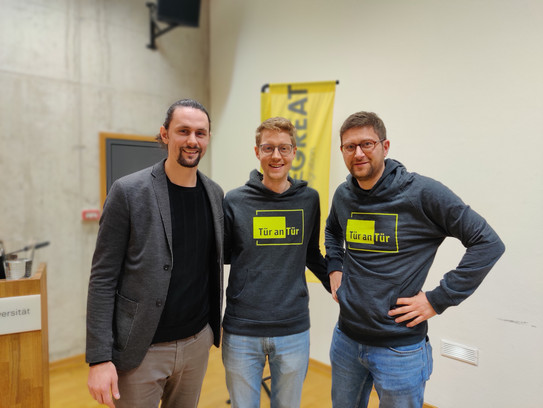 Neven Subotic (Neven Subotic Sitftung), Daniel Kehne (Integreat Projektleitung) und Prof. Dr. Manuel Wiesche (Lehrstuhl für Digitale Transformation) kamen im IBZ mit rund 30 Engagierten rund um das Integreat-Projekt zusammen.