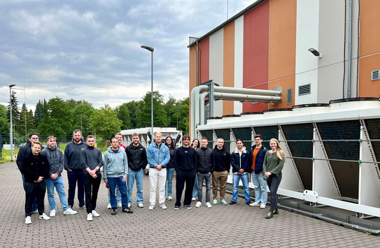 Rechenzentrum ITSM-Studierende beim Besuch des Dokom21-Rechenzentrums