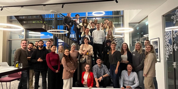 Group photo ICEM WT23/24 Group foto course "International Coworking and Entrepreneurial Management", winter semester 2023/2024 in Salzburg