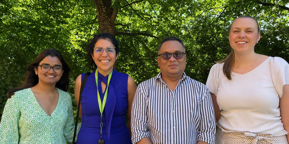 Besuch an der Juniorprofessur: Akanksha, Daniela, Antonio, Lara vier Leute stehen nebeneinander (von links nach rechts): Akanksha, Daniela, Antonio, Lara