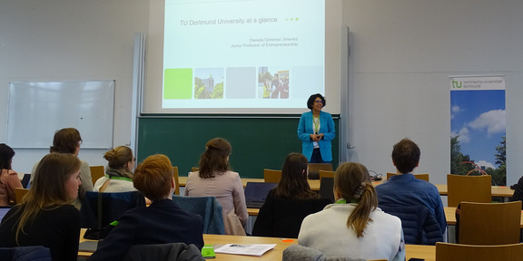 FGF Woring Groups Welcome Presentation in front of the FGF Working Groups. Prof. Gimenez-Jimenez stands in front of the audience and gives a presentation.