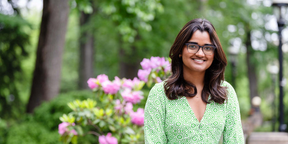 Akanksha Gavade Das Bild zeigt eine Frau (Akanksha Gavade) vor Bäumen.