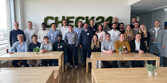 Seminar mit CHECK24 Gruppenbild mit allen beteilitgten Personen
