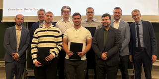 Das Foto zeigt die vier Preisträger und fünf Veranstalter der TU Dortmund und der Firma PwC