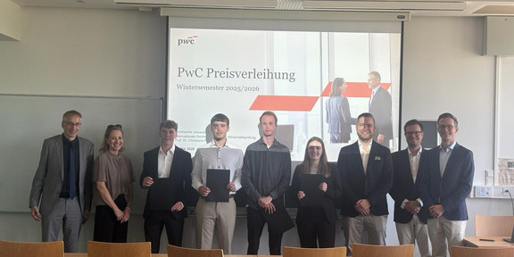 Foto von Prof. Dr. Andreas Hoffjan, Prof. Dr. Christiane Pott (TU Dortmund) Nils Wenzel, Arne Dornemann, Jonas Weißbauer, Lilly Koch (Preisträger*innen) Malte Krewinkel, Jan Birkner, Lennart Kreyßing (PwC)