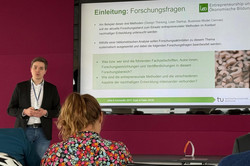 Ein Mann hält einen Vortrag bei der degöb-Jahreskonferenz 2025