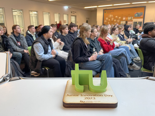 JID 2023 Auszeichnung mit Schüler:innen im Hintergrund