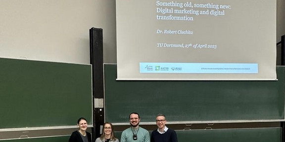 Foto des Gastvortrags von Robert Ciuchita mit dem Titel "Something old, something new: Digital marketing and digital transformation" (Personen von links nach rechts: Karen Wesely, Prof. Dr. Sarah Köcher, Prof. Dr. Robert Ciuchita, Dr. Sören Köcher)