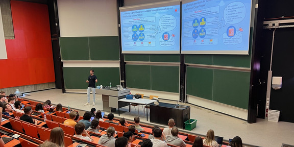 Christian Sprinkmeyer in the lecture hall with students
