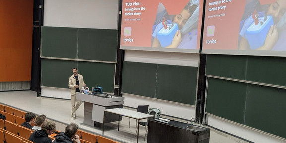Gastdozent von Tonies vor Studierenden