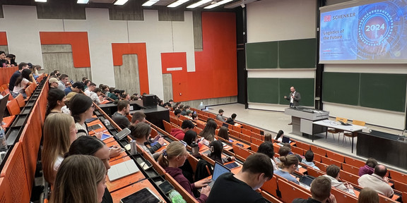Erik Wirsing in the lecture hall with students during his lecture