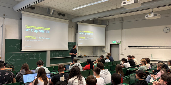 Gastdozent von Capnamic vor den Studierenden