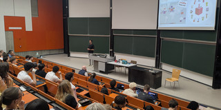 Gastdozent Christian Sprinkmeyer (Tonies) beim Vortrag vor den Studierenden