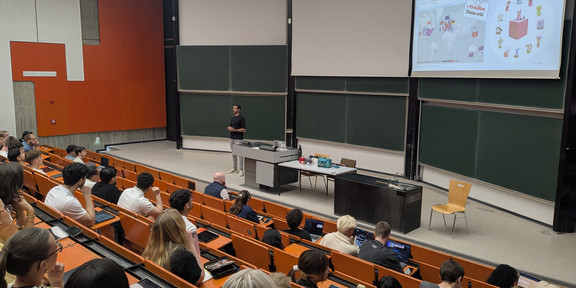 Gastdozent Christian Sprinkmeyer (Tonies) beim Vortrag vor den Studierenden