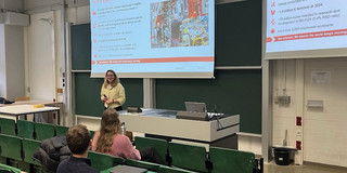 Lecturer of Deutz in front of students