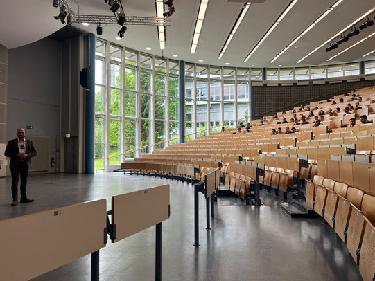 Gastvortrag im Audimax mit Studierenden