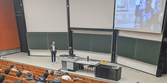 Guest lecturer Erik Wirsing presenting in the plenary