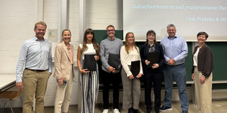 PreisträgerInnen PwC-Award Wintersemester 2024/25 Auf dem Bild sind die PreisträgerInnen sowie MitarbeiterInnen von PwC und die Beauftragten der Lehreinheiten zu erkennen.