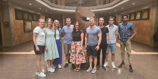 Mitglieder des URI- und Finance-Lehrstuhls posieren in der Uni-Empfangshalle von Teneriffa.