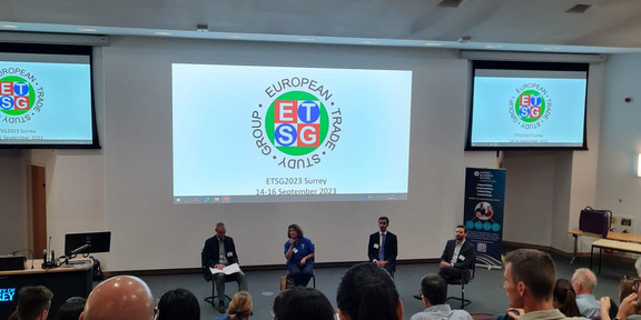 Veranstaltung des ETSG in voll besetztem Hörsaal mit vier Personen auf dem Podium