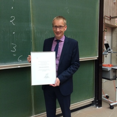 Photo Presentation of the Teaching Innovation Award 2015/2016 to Prof. Dr. Andreas Hoffjan