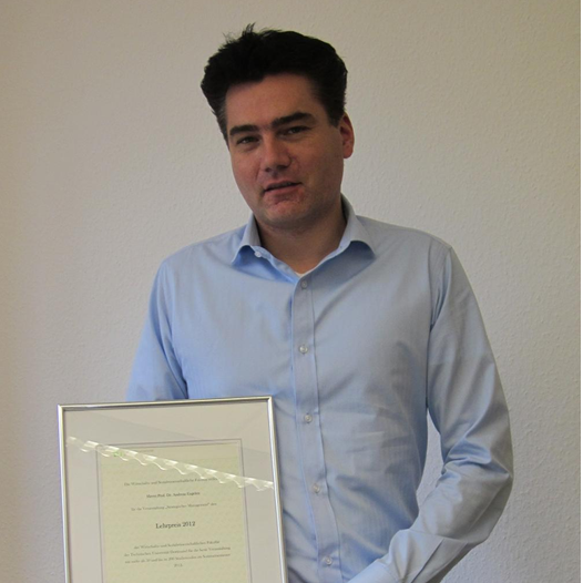 Photo Presentation of the Teaching Award 2014/2015 to Prof. Dr. Andreas Engelen