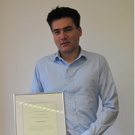Foto Verleihung Lehrpreis 2014/2015 an Prof. Dr. Andreas Engelen Foto Verleihung Lehrpreis 2014/2015 an Prof. Dr. Andreas Engelen
