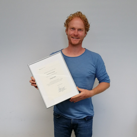 Foto Verleihung Lehrpreis 2019 an JProf. Dr. Lars Metzger Foto Verleihung Lehrpreis 2019 an JProf. Dr. Lars Metzger