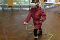 Junges Mädchen mit VR Headset und Controller. 