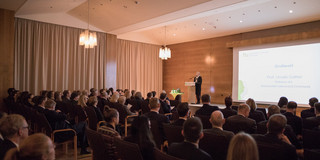 Rektorin der TU Dortmund steht auf einer Bühne und begrüßt die Teilnehmer der Stipendiatenfeier 2020.