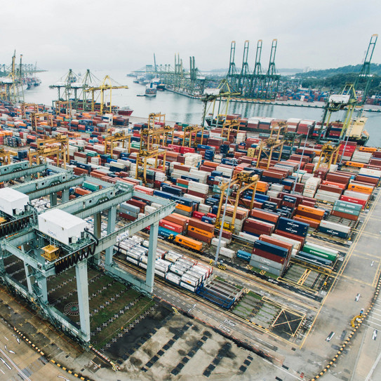 Gestapelte Versandcontainer an Hafen