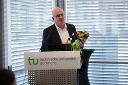 Foto von Prof. Manfred Bayer hinter Rednerpult. 