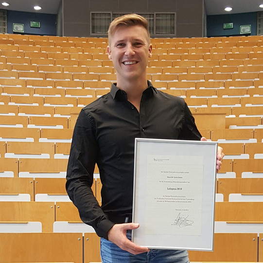 Photo Presentation of the Teaching Award 2018 to Dr. Gerrit Cziehso