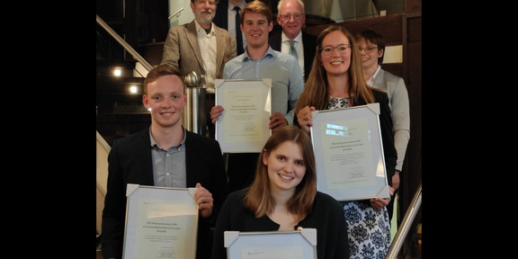 The photo shows 8 people - the four award winners Leonie Matejko, Lukas Grote, Cornelia Willers and JAn Schwiddessen, as well as the founder Christian Lützenrath and the university professors Anja Foscher, Andreas Hoffjan and Wolfgang Leininger.