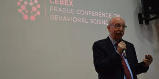 Mann hält eine Rede bei der Prague Conference on Behavioral Sciences
