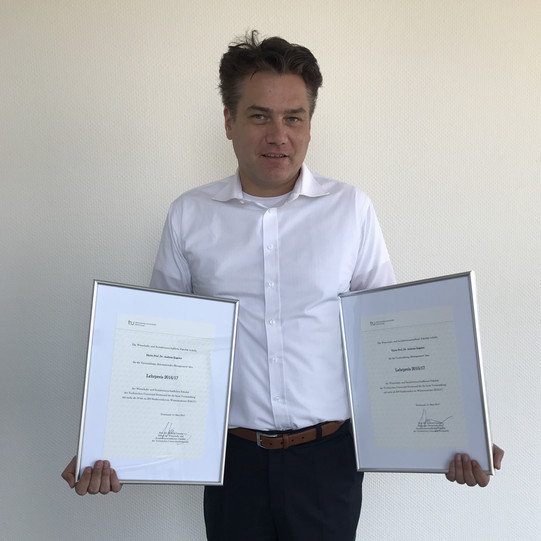 Foto Verleihung Lehrpreis 2016/2017 an Prof. Dr. Andreas Engelen Foto Verleihung Lehrpreis 2016/2017 an Prof. Dr. Andreas Engelen