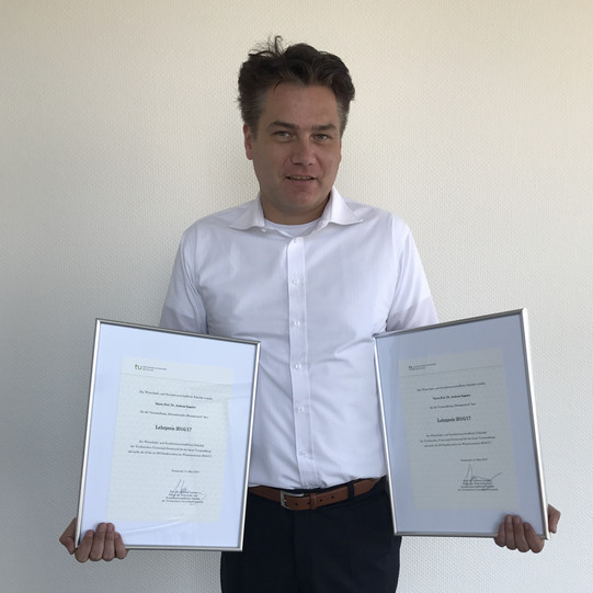 Photo Presentation of the Teaching Award 2017/2018 to Prof. Dr. Andreas Engelen Photo Presentation of the Teaching Award 2017/2018 to Prof. Dr. Andreas Engelen