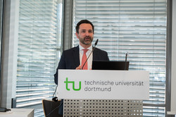 Prof. Steffen Strese hinter dem Rednerpult.