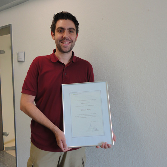 Foto Verleihung Lehrpreis 2014/2015 an JProf. Dr. Gregor Weiß Foto Verleihung Lehrpreis 2014/2015 an JProf. Dr. Gregor Weiß
