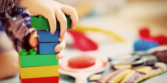 Photo Children's hands put Duplo bricks together