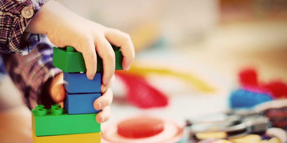 Photo Children's hands put Duplo bricks together